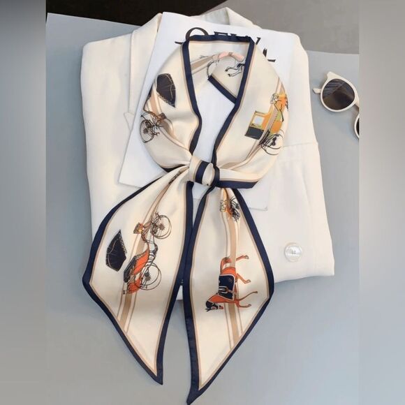 Elegant Cream and Navy Scarf P16 - Picture 1 of 4